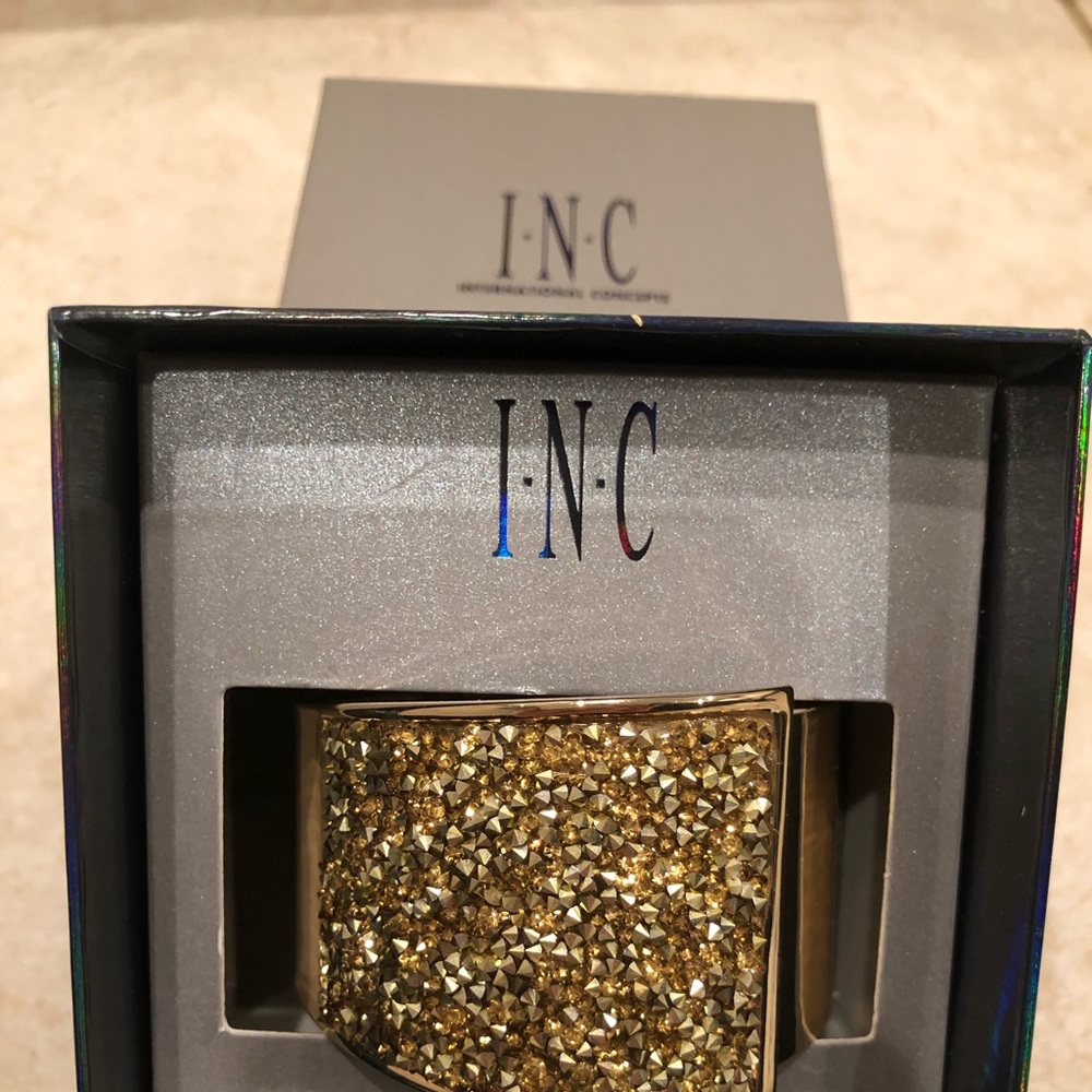 Gold tone bracelet